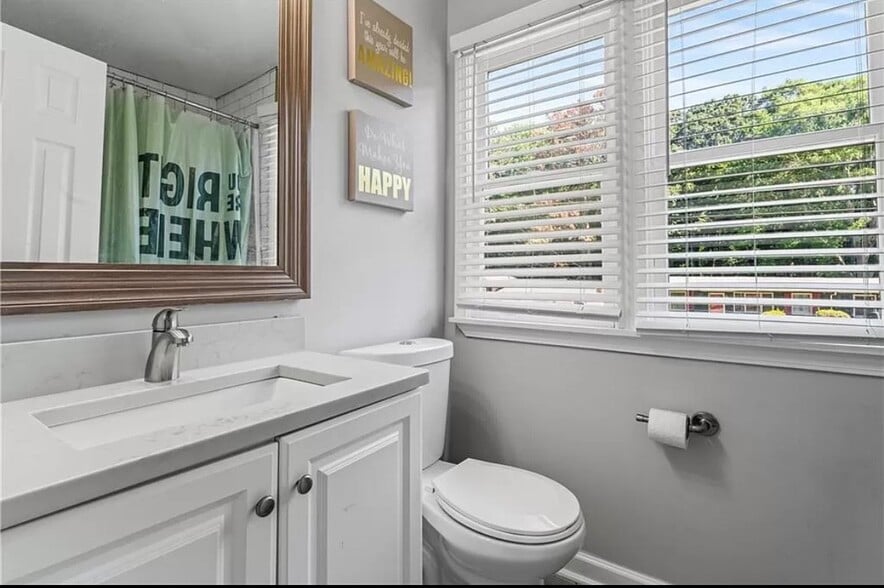 Building Photo - 179 Oak Dr SW