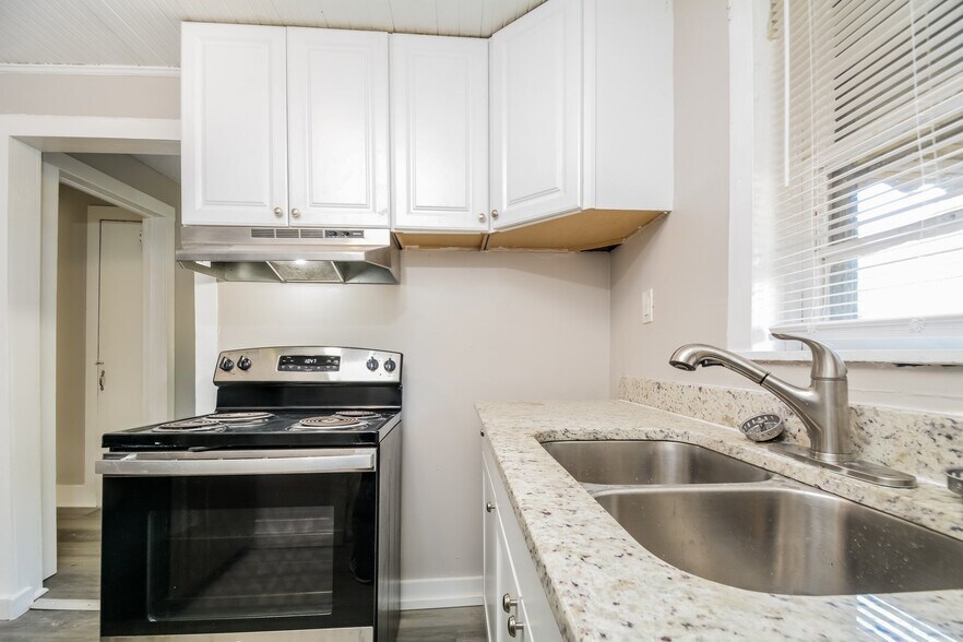 Building Photo - 1915 Armstrong St