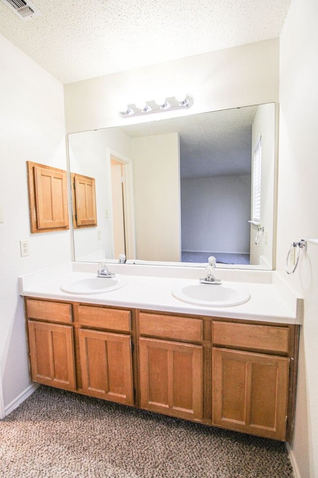 Building Photo - 949 Schertz Pkwy