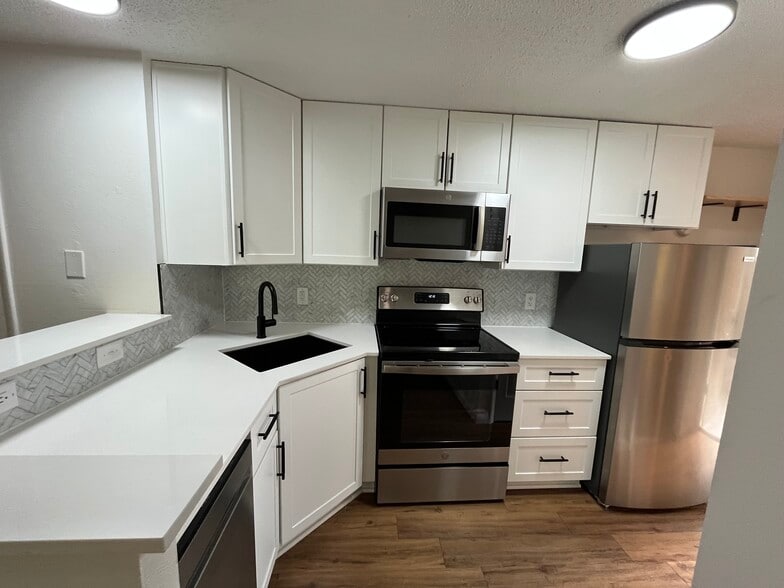 Building Photo - 165 S Clarkson St