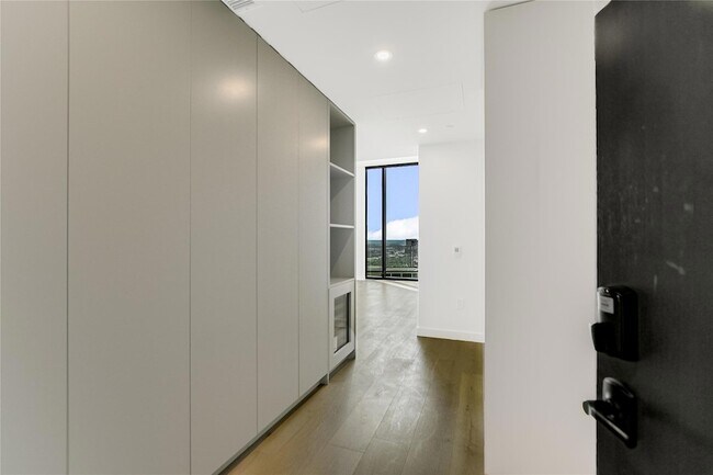 Building Photo - 610 Davis St