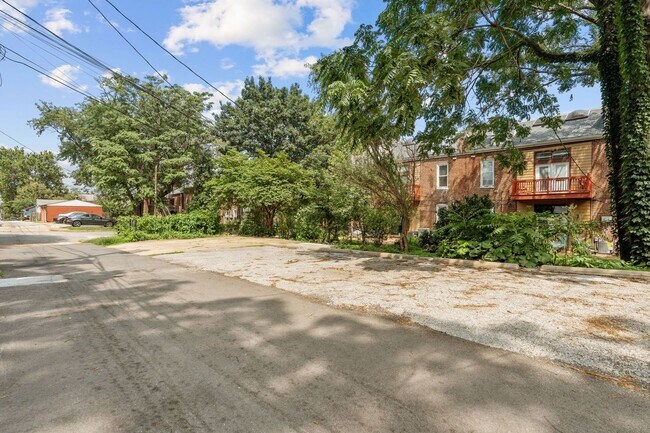 Building Photo - Fully Renovated 2BR in Historic Soulard | In-Unit Laundry | Off-Street Parking