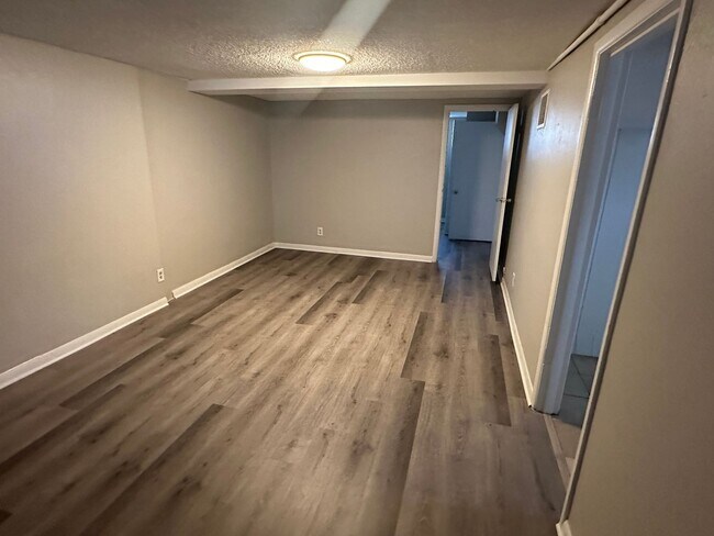 Building Photo - Fantastic 4 Bed 2 Bath 2 living rooms - Available 4/10/26