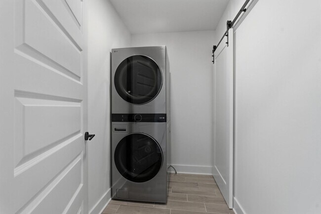 Building Photo - Spacious 5-Bedroom with Fenced Yard & Modern Amenities