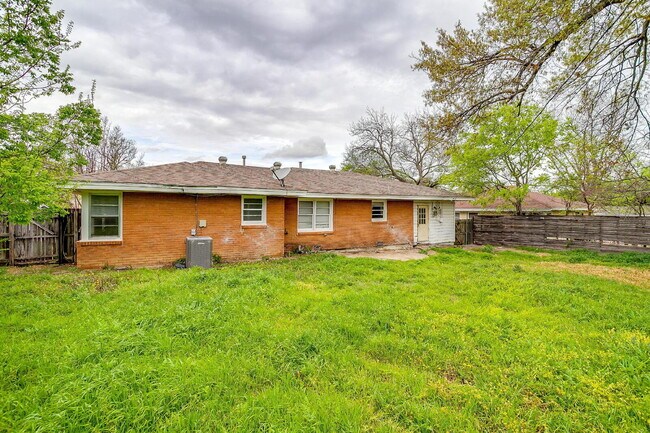 Building Photo - Updated 3-Bedroom Home in South Hills Neighborhood!