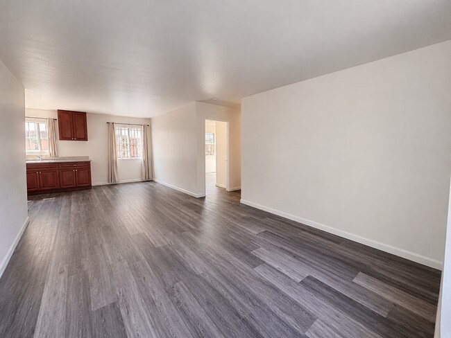living room/ dinning area - 4825 Pickford St