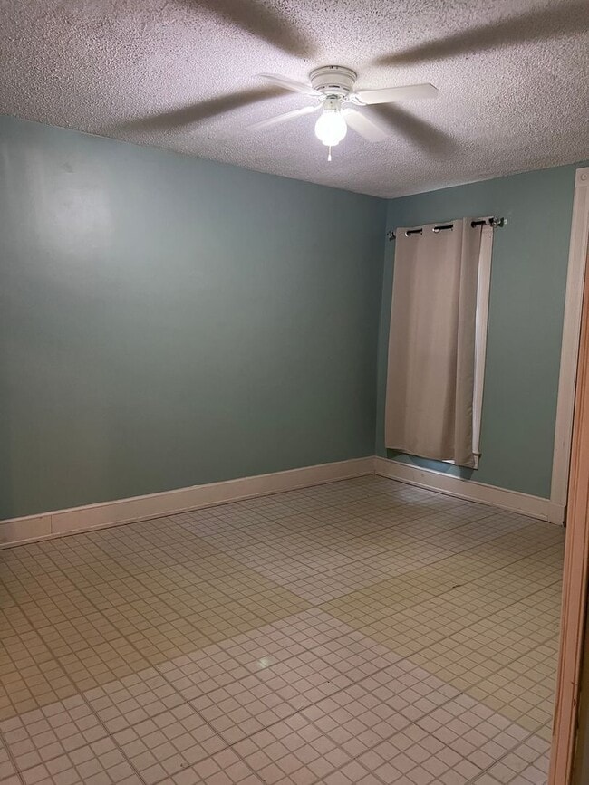 Building Photo - 3 Bedroom 2 Bathroom