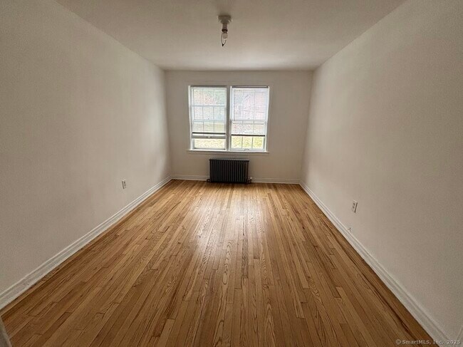 Building Photo - 5 Clarmore Dr