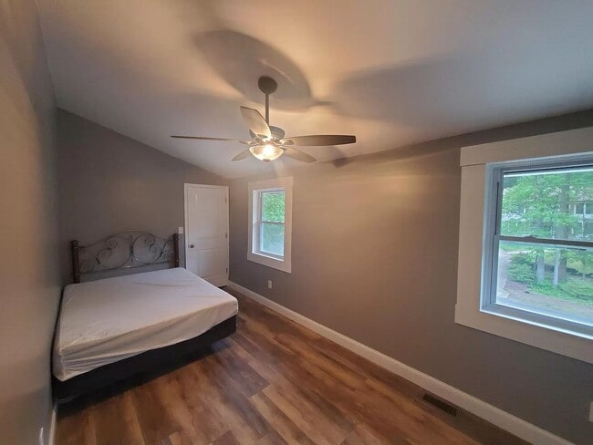 Building Photo - STAFFORD - 1 BEDROOM LOFT APARTMENT