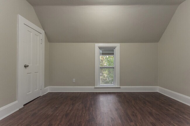Building Photo - 5 Bedrooms, 2 Bathrooms - Near Drake