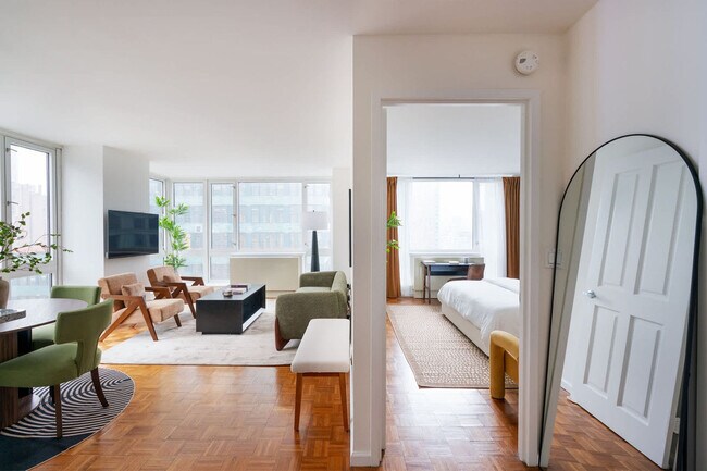 Building Photo - 350 W 43rd St