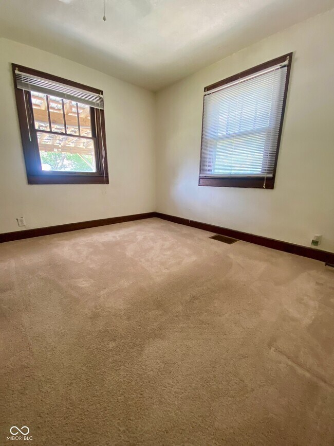 Building Photo - 302 E Troy Ave