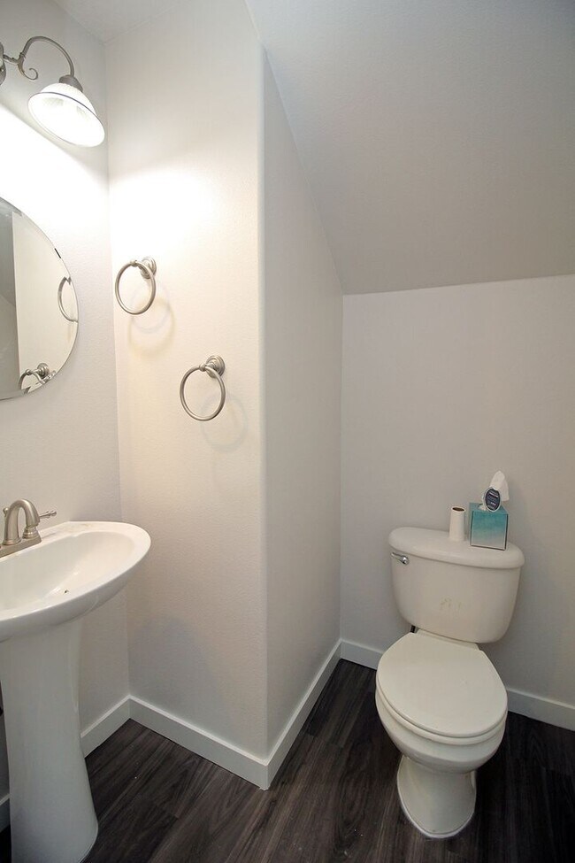 Building Photo - 1630 SE 4th St