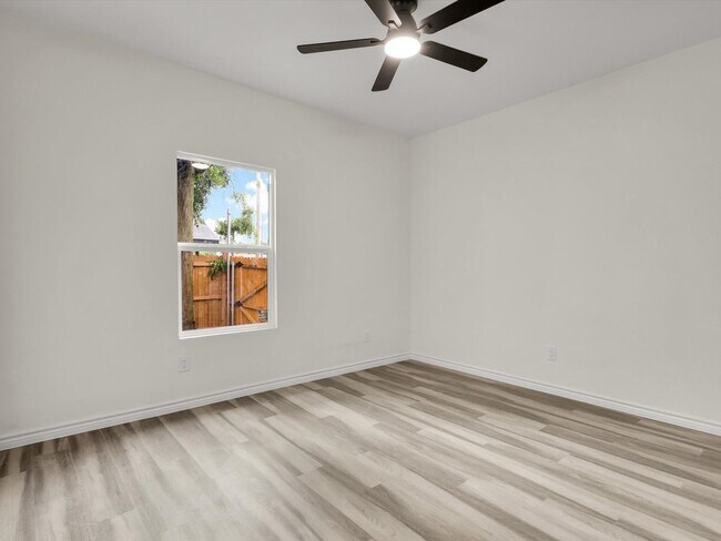 Building Photo - Open Layout & Spacious Yard