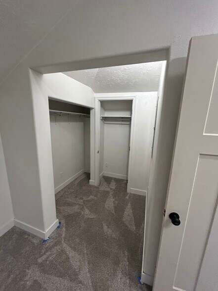 1st bdrm Bedroom, closet - 520 Walnut St