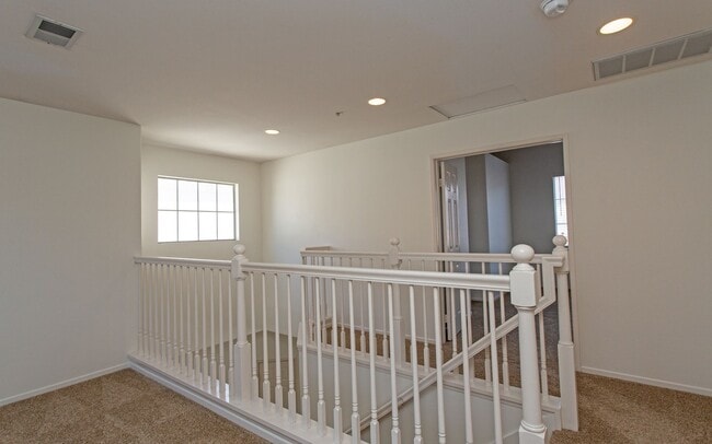 Building Photo - Spacious Home within the Legends Community...