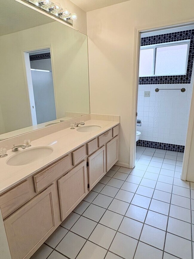 Building Photo - Spacious 2bd/2bath + Den home in gorgeous community (there's a lake!)