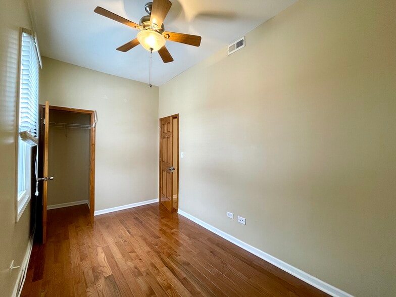 Building Photo - 2028 N Hamlin Ave