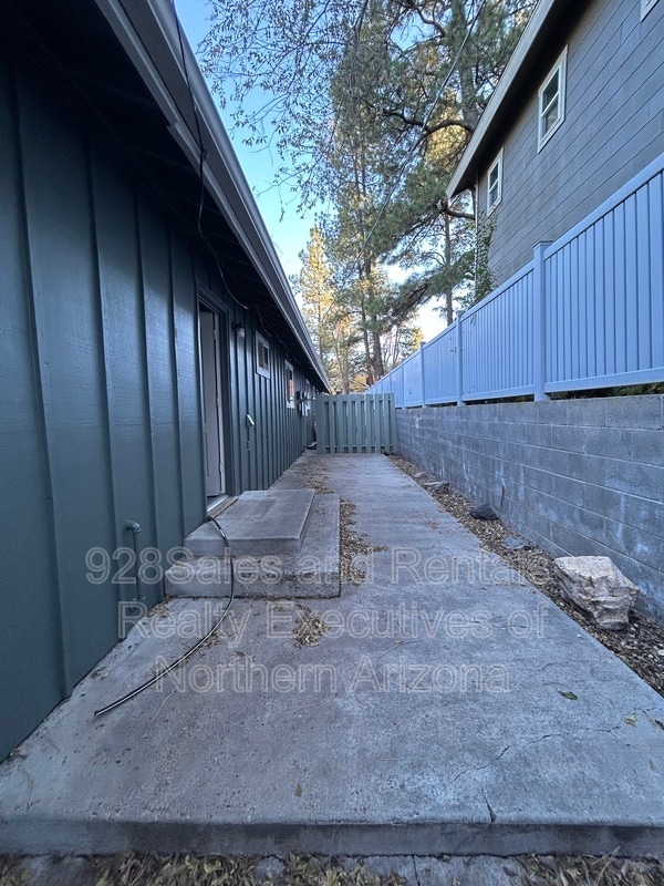 Building Photo - 906 W Summit Ave