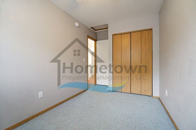 Building Photo - 4 Bedroom 2 Bathroom Home with Attached 2 ...