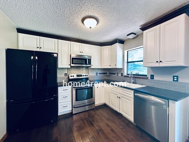 Building Photo - Spacious Liberty Home w/ an Updated Kitche...