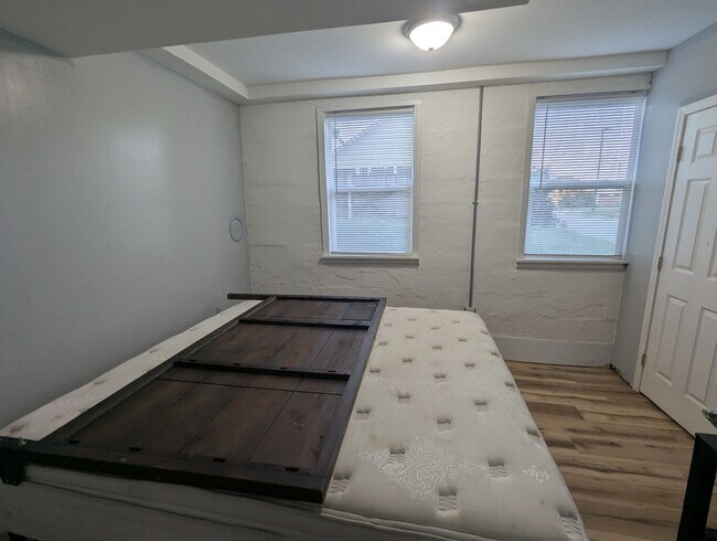 Building Photo - Beautifully renovated 3 bedroom furnished ...