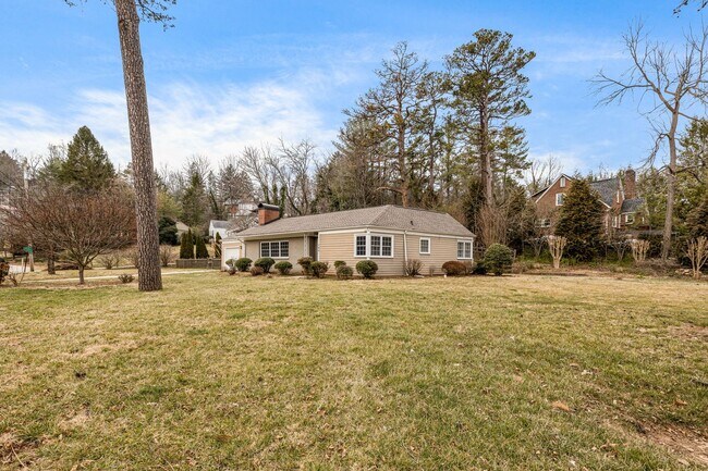 Building Photo - Bright & Inviting 2-Bedroom Home with Fenced-In Yard, Garage & Lawn Care Included