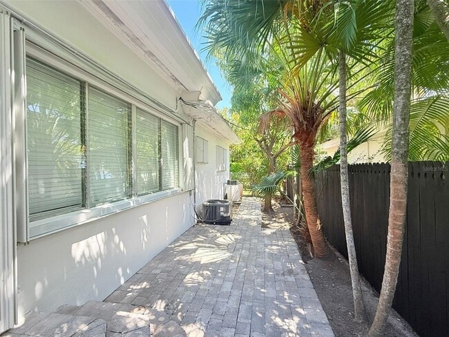 Building Photo - 2300 SW 24th St