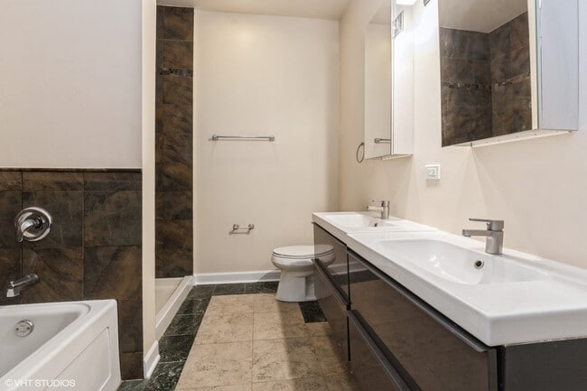 Building Photo - 5758 N California Ave