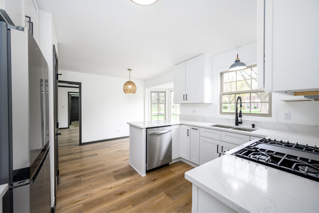 Building Photo - 1072 S Naper Blvd