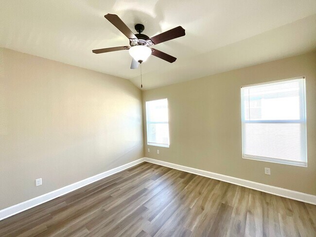 Building Photo - **APPLICATION RECEIVED** Three Bedroom Townhome in Prime Location! Close to New IKEA, I-35, Forum...