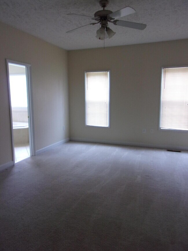 Building Photo - 1095 Magnolia Dr
