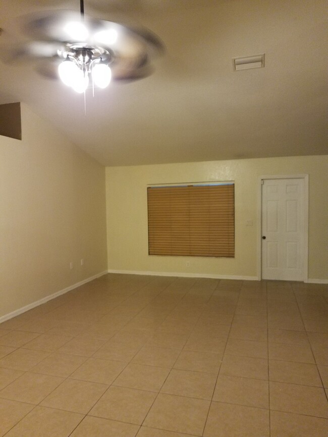 Building Photo - Spacious and Well-Maintained 4-Bedroom Hom...