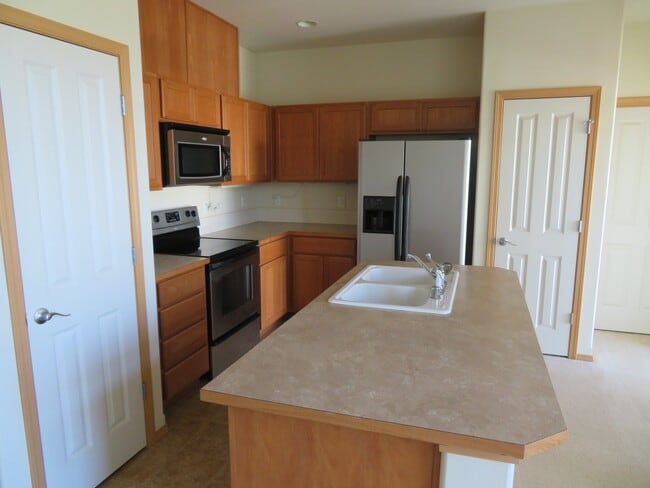 Building Photo - 1925 Garry Oaks Ave