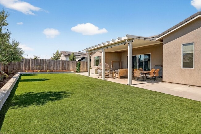 Building Photo - Charming 4BR House in Madera