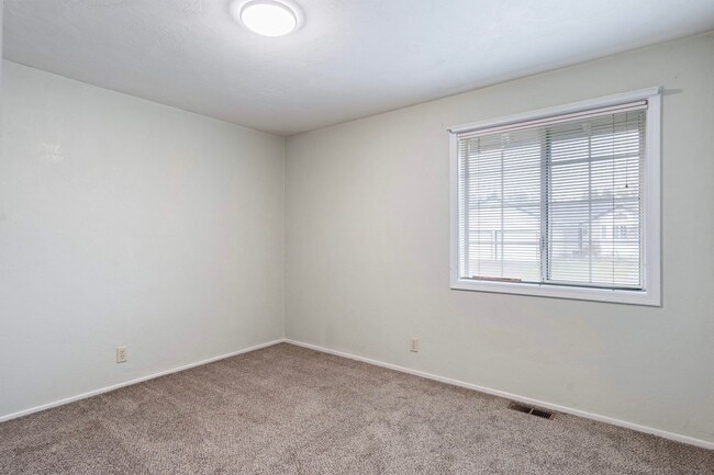 Building Photo - Large 2 bedroom 2 bathroom duplex with garage! $500 OFF YOUR FIRST MONTH’S RENT!