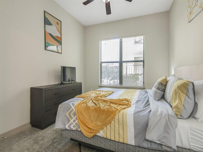 Building Photo - 2344 Camden Dr