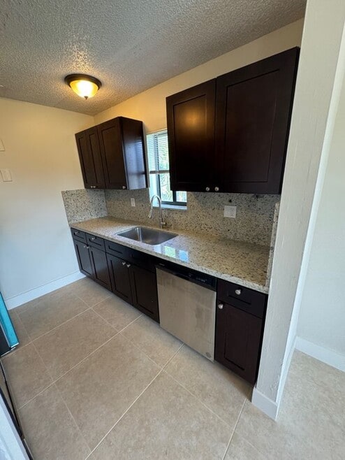 Building Photo - 1141 W River Dr