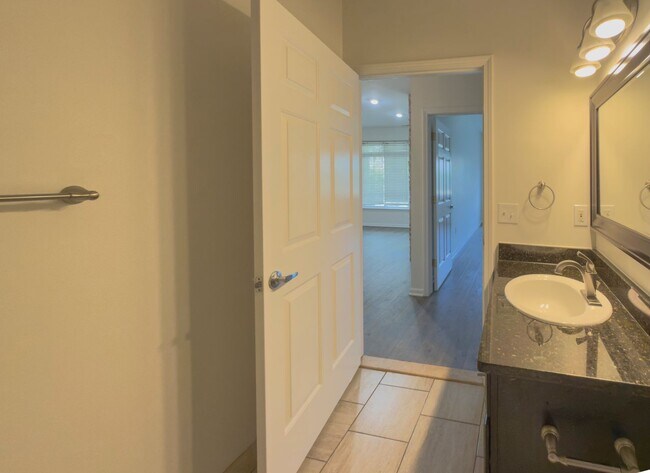 Building Photo - Beautiful Ranch 2 bed/2 bath Condominium