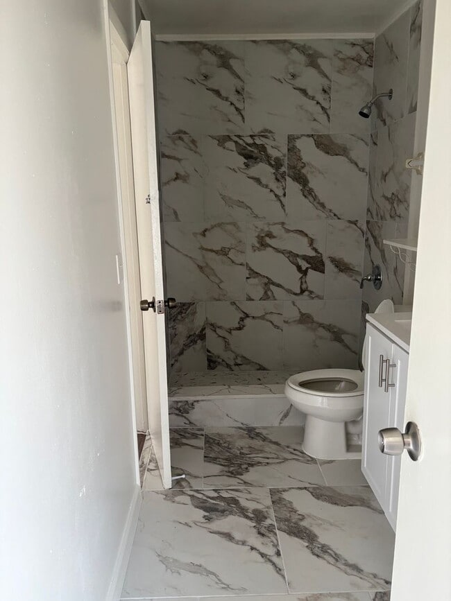 Building Photo - Townhome in Chelsea Square