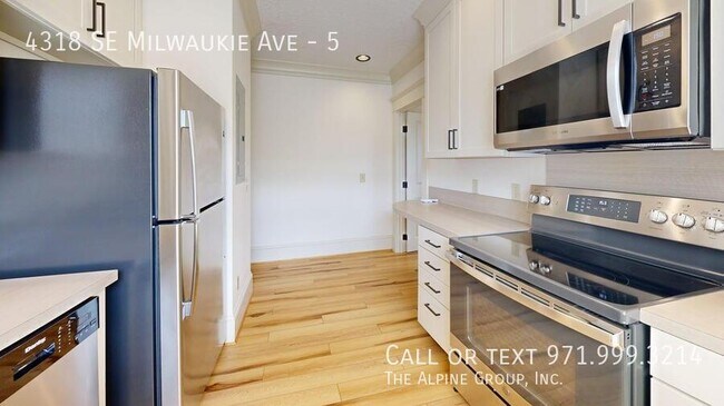 Building Photo - 4318 SE Milwaukie Ave