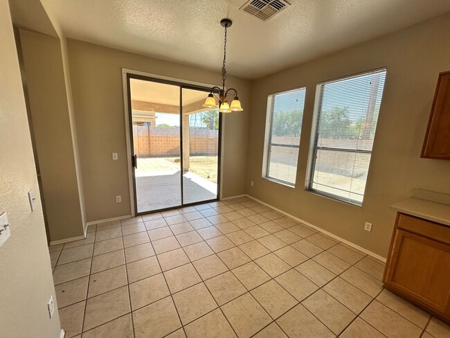 Building Photo - Spacious single story Peoria stunner w/New...