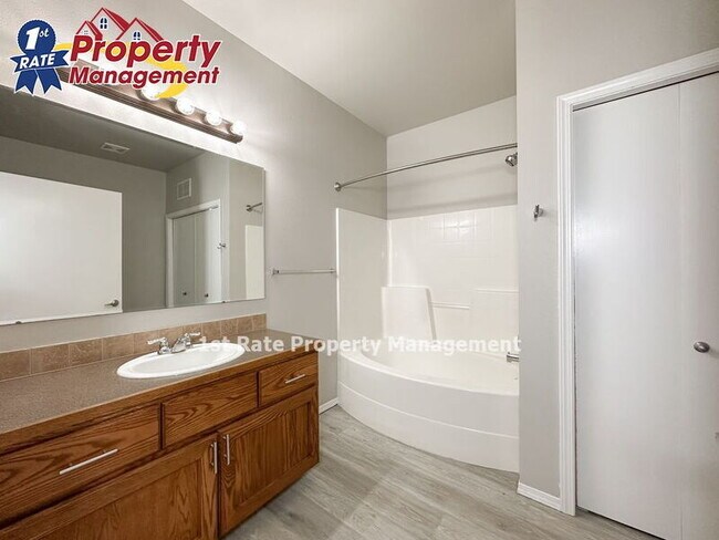 Building Photo - 898 N Bluffwood Ln