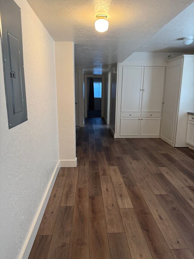 Building Photo - Dual-Living 6-Bed Rambler | 2 Kitchens & 2 Laundry Rooms!