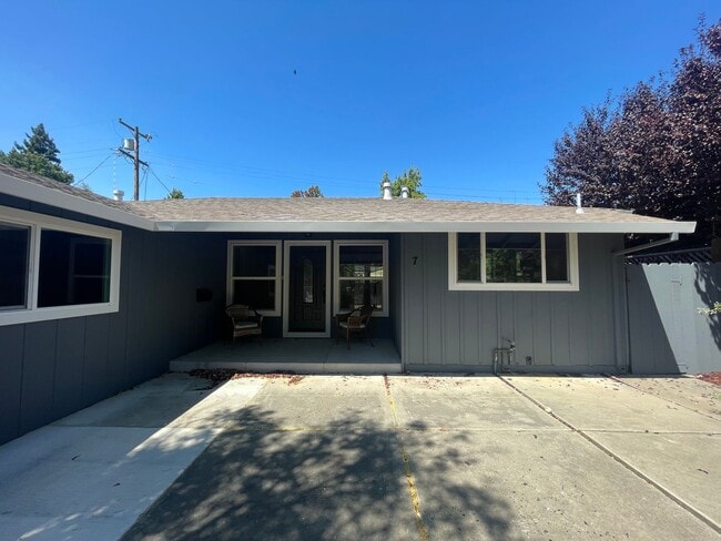 Building Photo - MENLO PARK - Well Maintained Home In Desir...