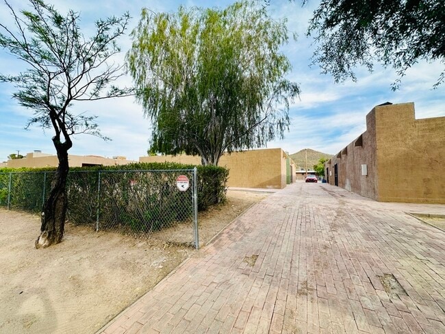 Building Photo - Available 10/10/25! Modern Renovated 2 Bed...