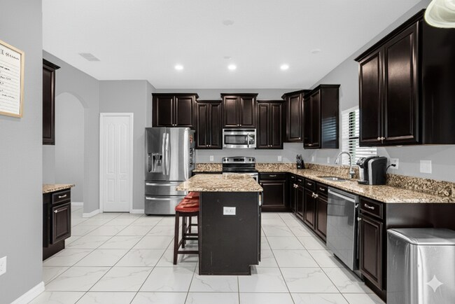 Building Photo - "Discover Spacious Elegance: 5-Bed, 3-Bath...