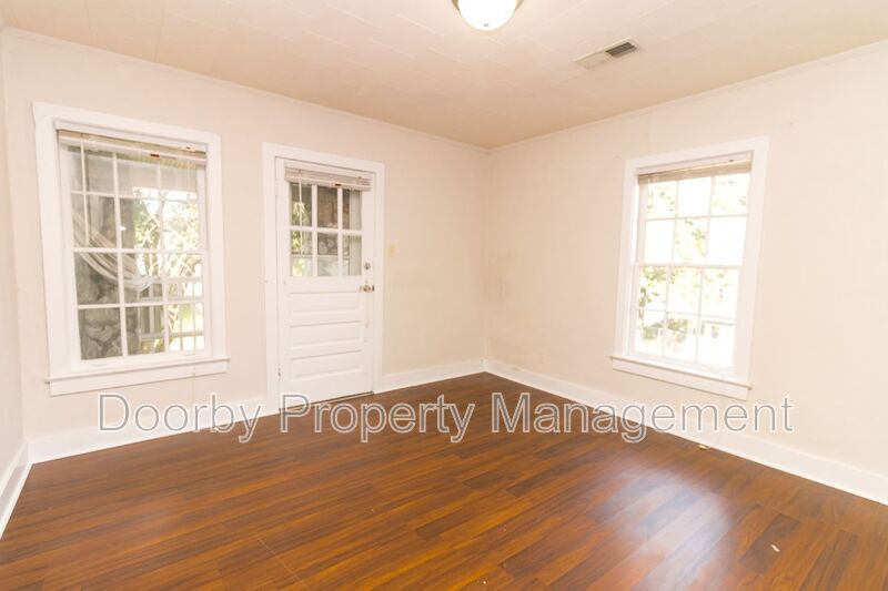 Building Photo - 1113 E 8th St