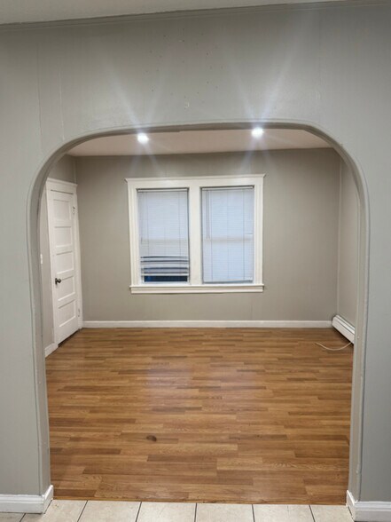 Building Photo - 163 Sabin St