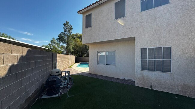 Building Photo - Pool & Spa plus 4 bedrooms